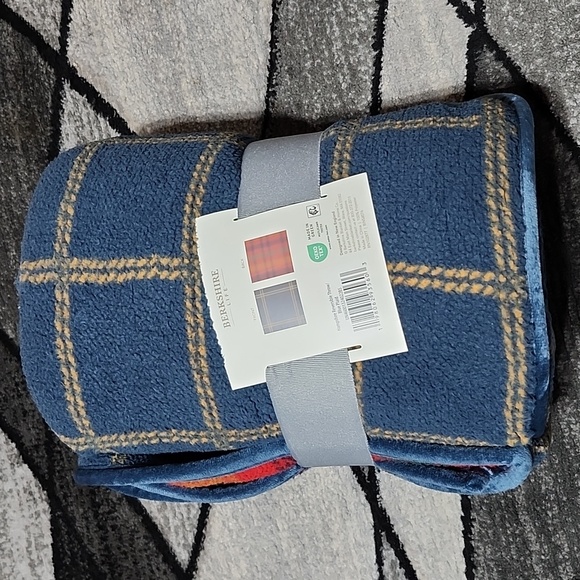 BERKSHIRE HAMPSHIRE REVERSIBLE PLAID THROW 50"X60" BLANKET - Picture 3 of 8